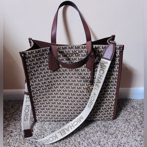 Michael Kors Maple Beige/Ebony Tote